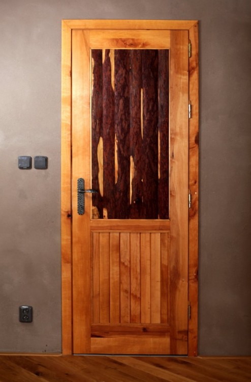 Nádherné olšové dveře s výplní z modřínové kůry
