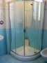 Celoprosklený sprchový kout s modrobílými obklady