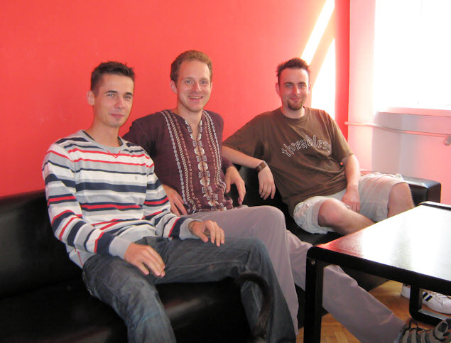 Posezení v Cocobaru (zleva jeho provozovatel Mateusz Jarosiewicz, Robert Vlach a Lukasz Zajec) Posezení v Cocobaru