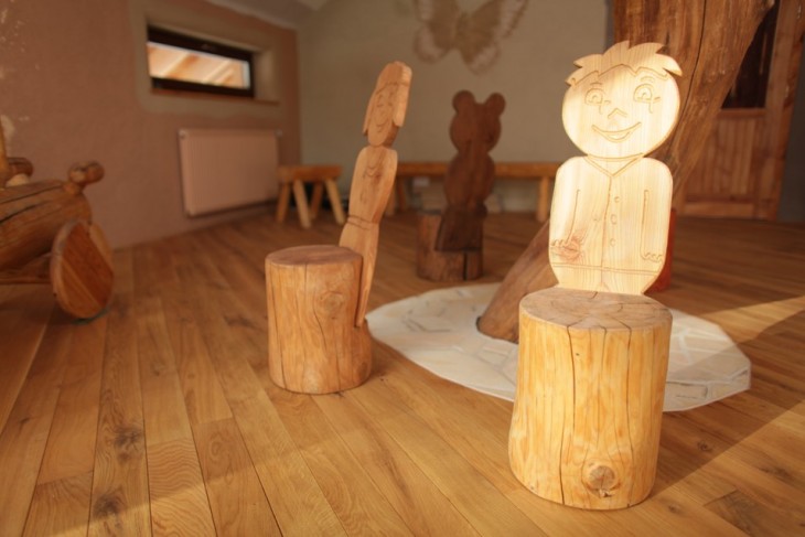 Dřevěná dětská sedátka