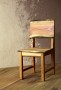 Dřevěná židle s pokaždé jiným přírodním opěrátkem