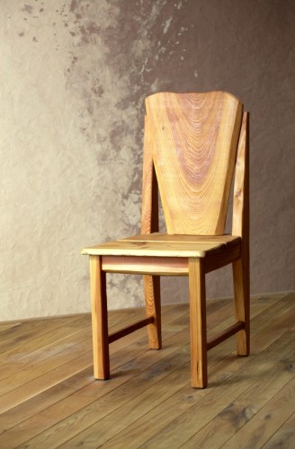Dřevěná židle s pokaždé jiným přírodním opěrátkem