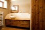 Funkční využití hliněných materiálů spolu s renovovaným starým dřevem v koupelně