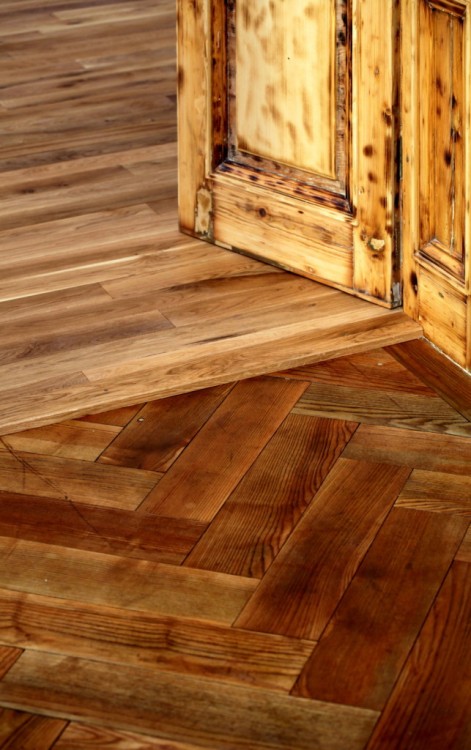 Masivní dřevěná podlaha v památkově chráněném domě po renovaci