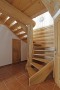 Točité dubové schodiště v malém prostoru