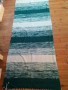 Zeleno-bílý vlněný koberec tkaný na stavu  (zobrazit v plné velikosti)