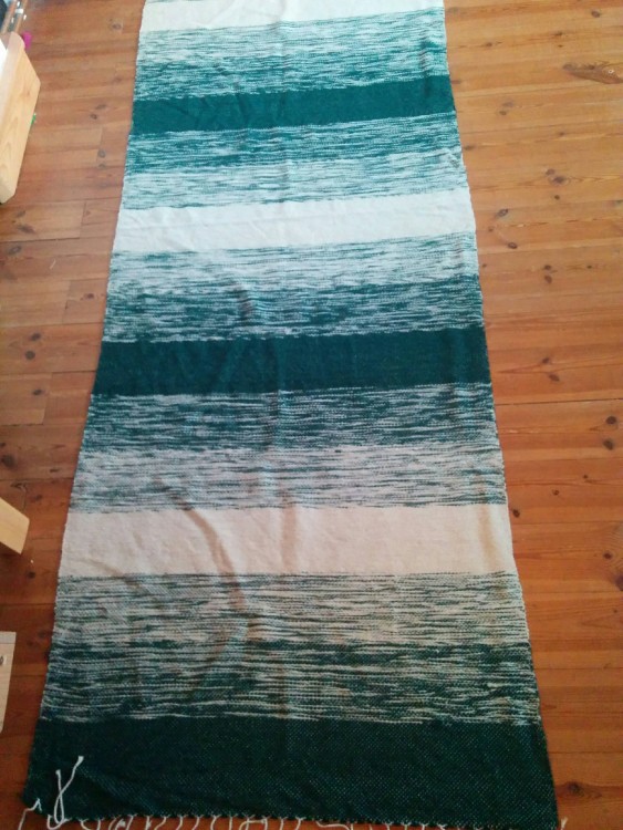 Zeleno-bílý vlněný koberec tkaný na stavu