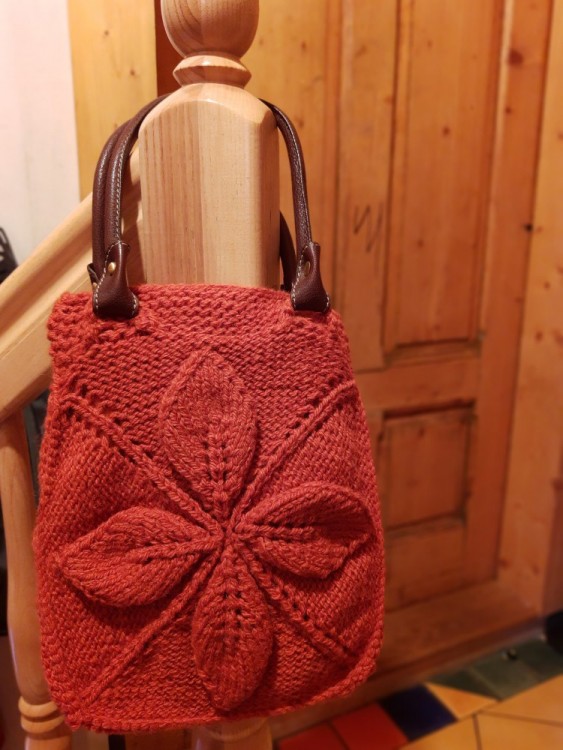 Pletená kabelka z červené ovčí vlny, s koženými uchy