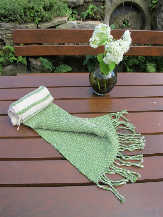 Tkaná zimní šála z ovčí vlny