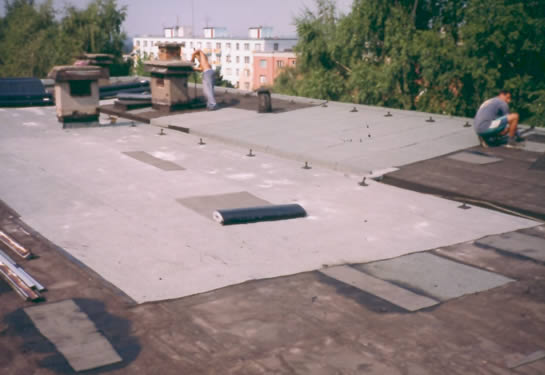 Pokládání střechy
