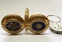 Detail zlatého vykládaného pouzdra dámských kapesních hodinek