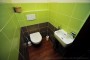 Vybavená toaleta v přírodních barvách