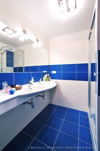 Koupelna s modrými obklady