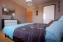 Ložnice s postelí a úložným prostorem