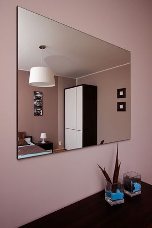 Zrcadlo v ložnici