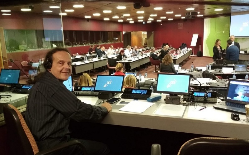 V kabině před tlumočením jednání v konferenčním centru v Ženevě