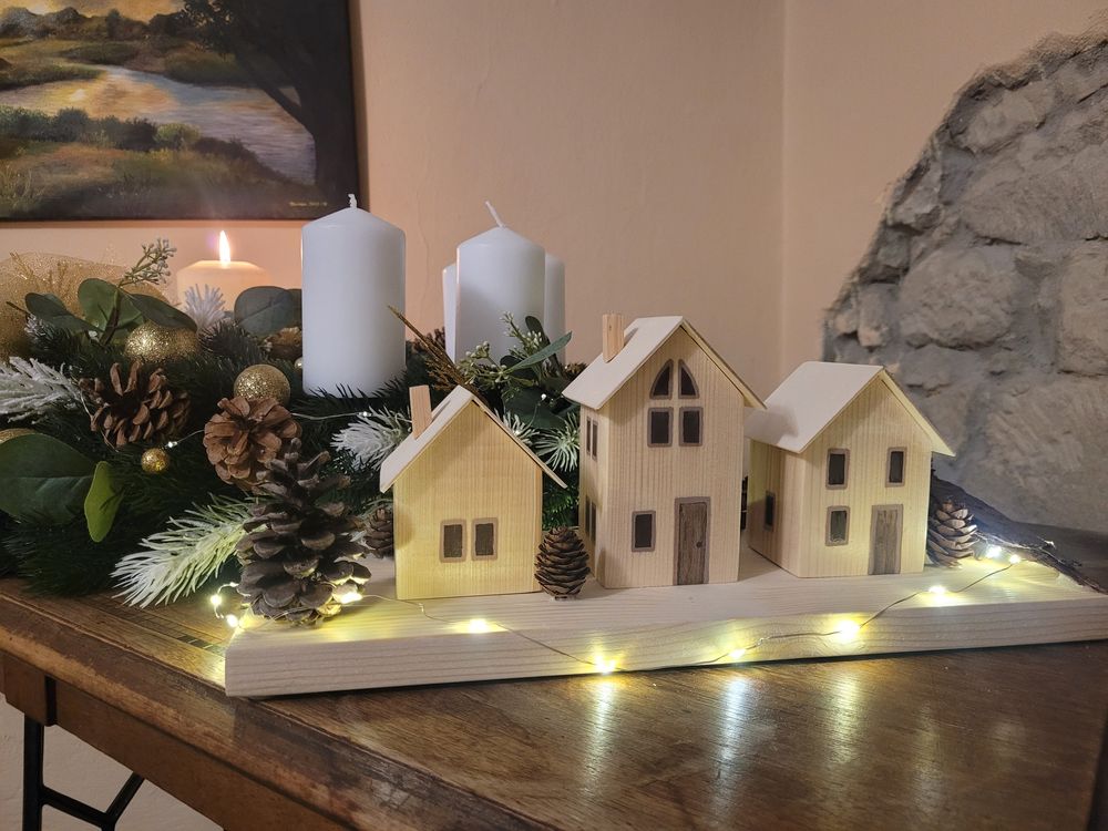 Malované dřevěné domečky s vánočním osvětlením | dekorace