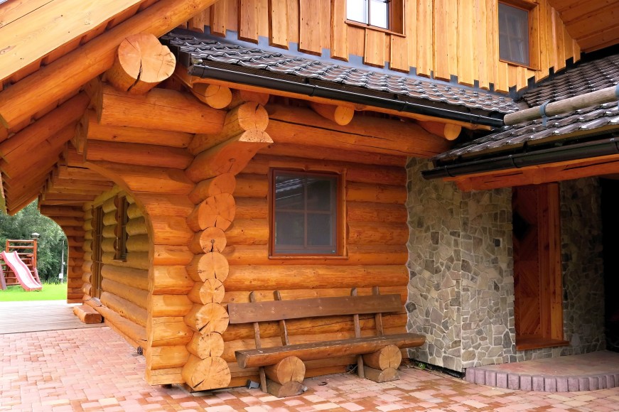 Dřevěný vchod a stylová lavička na zápraží | srub po Valašsku