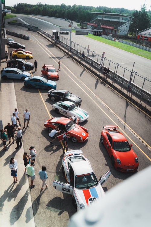 Závodní den na autodromu v Brně