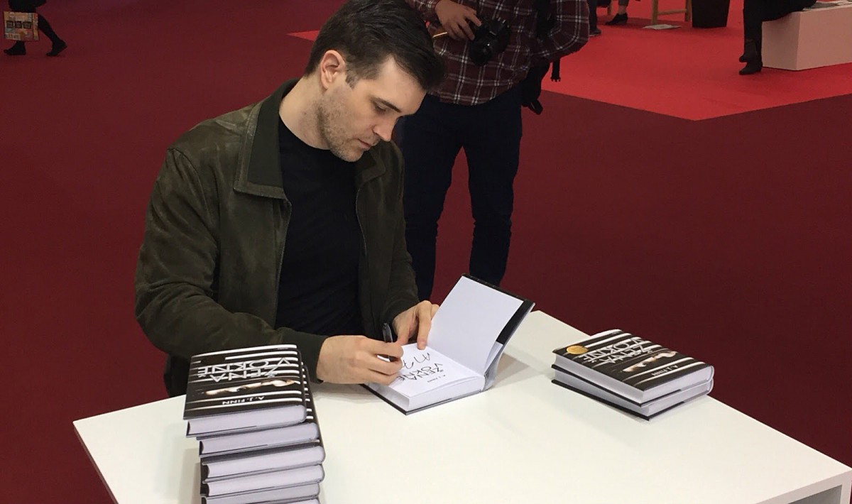 Obal knihy a reklamní kampaň světového bestselleru Žena v okně od amerického autora A. J. Finna.
