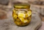 Farmářský sýr nakládaný se zelenými olivami v olivovém oleji | Farma Menšík Beskydy