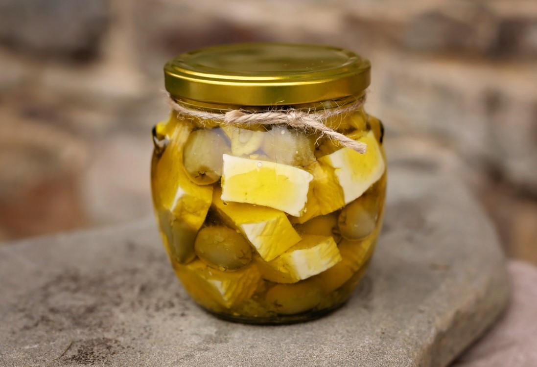 Farmářský sýr nakládaný se zelenými olivami v olivovém oleji | Farma Menšík Beskydy