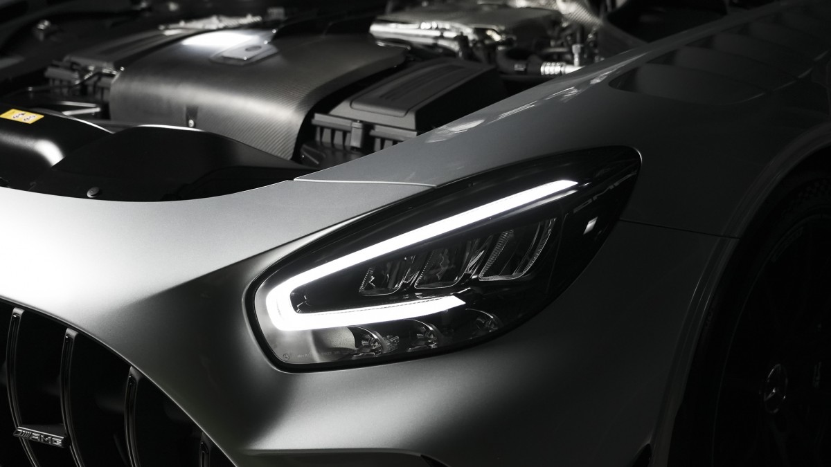 Elegantní světlo Mercedes benz | produktová fotografie