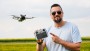 Pilot dronu | portrétní fotografie  (zobrazit v plné velikosti)