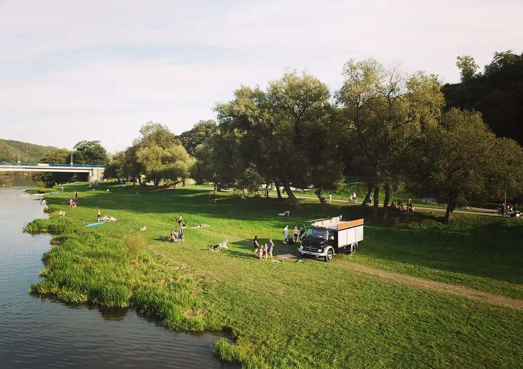 První pojízdná 4×4 vinárna | práce pro malé lokální podniky / Lavina winetruck