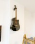 Přidělání kytary na stěnu | hodinový manžel Praha