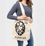 Plátěná taška světlá | produktová fotka s modelkou na e-shop