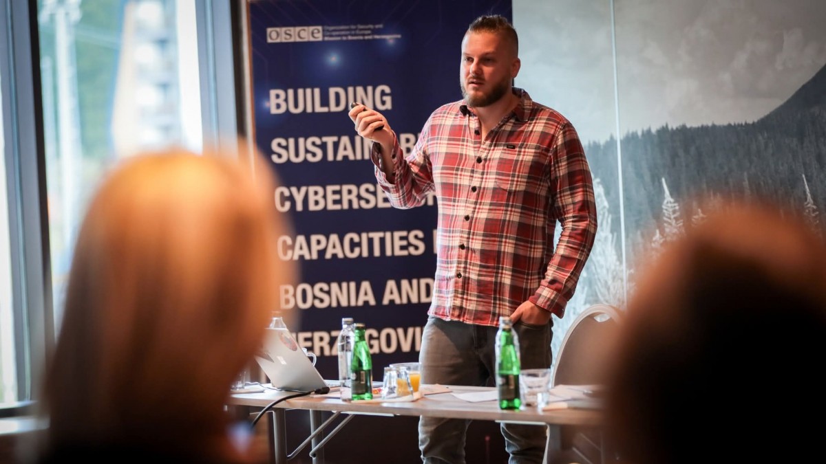 Implementuji informační bezpečnosti napříč Evropou.