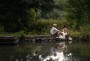 Ženich a nevěsta u rybníka | svatební fotografie