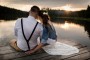 Novomanželé u rybníka | svatební fotografie