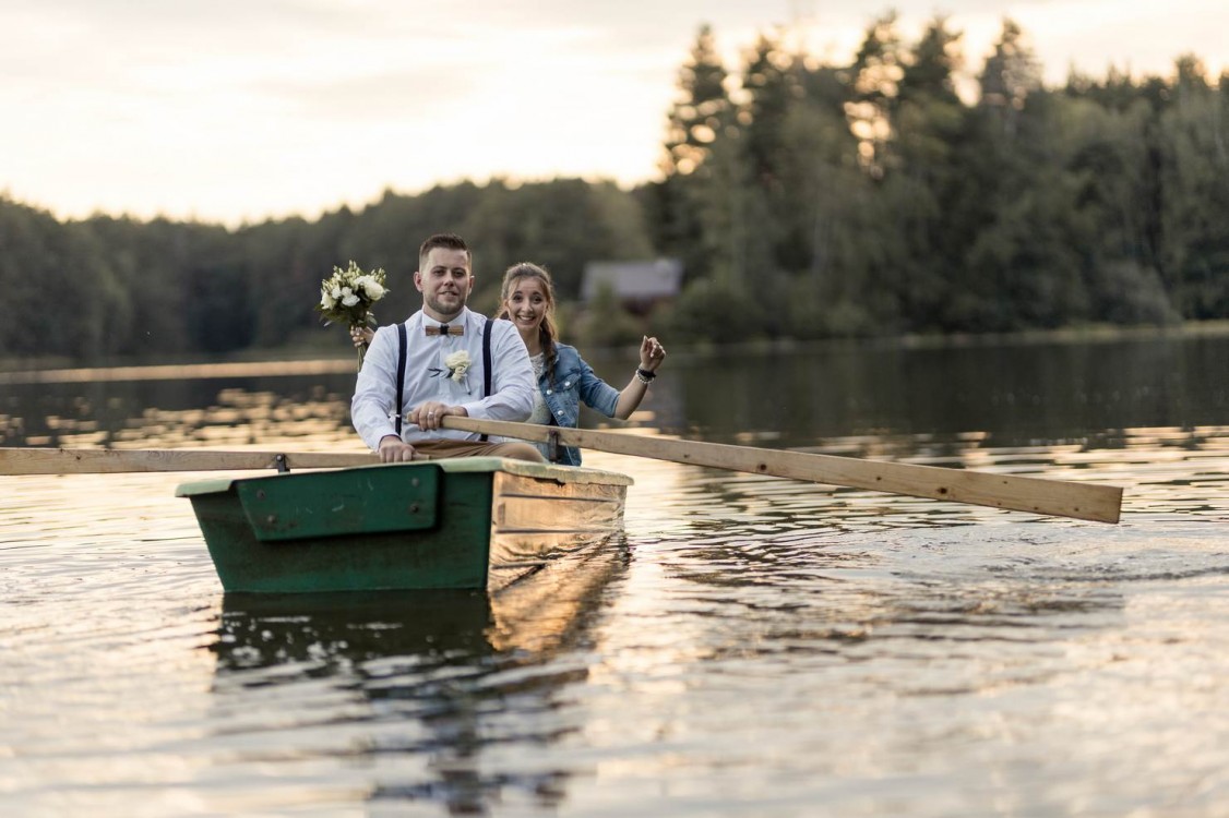 Novomanželé na lodičce | svatební fotografie