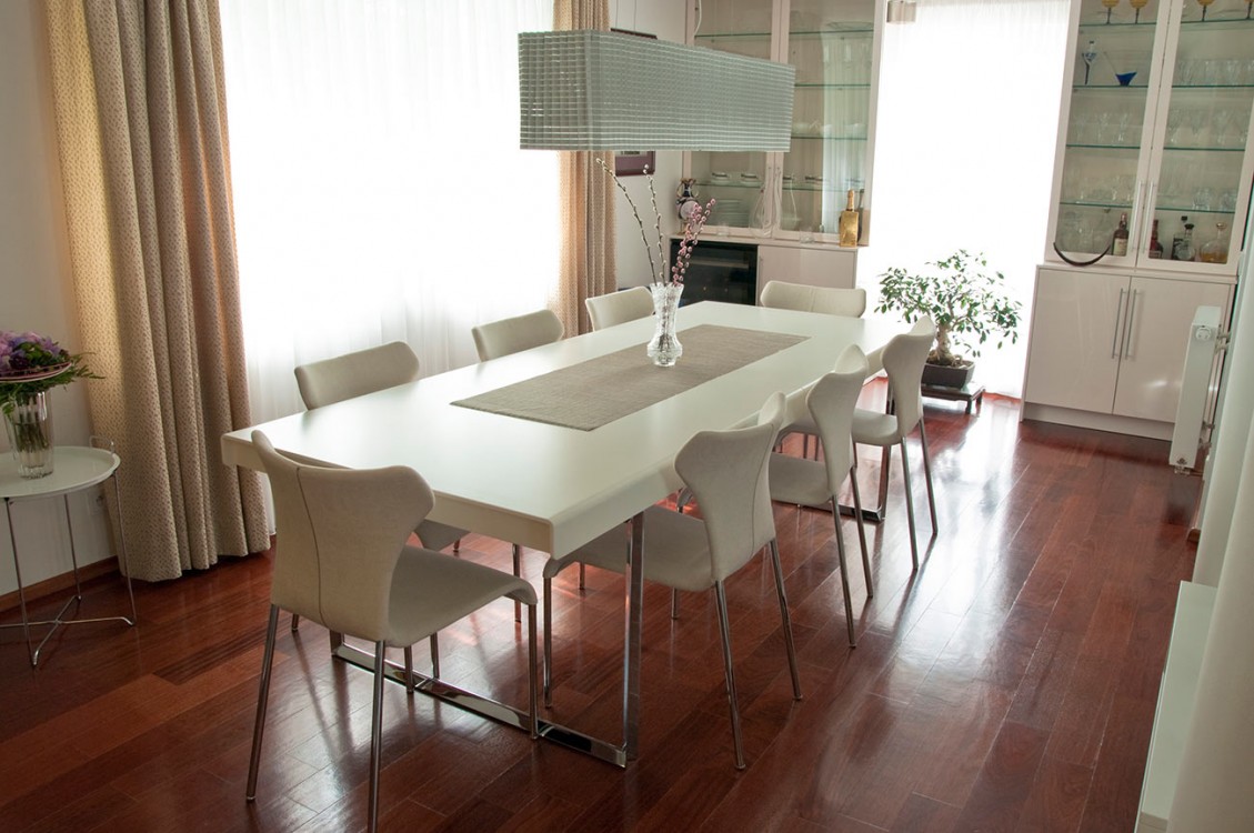 Kuchyně s jídelním stolem | kompletní rekonstrukce vily v duchu modernismu