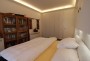 Decentní osvětlení ložnice | minimalistický interiér bytu v rezidenci Prague Marina