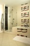 Sprchový kout a vana | modernisticky navržený a zařízený byt v Praze u Dalejského údolí