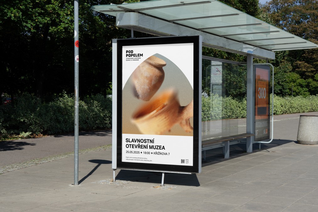 Reklama na zastávce | Pod popelem – ztracená historie domu u hradeb