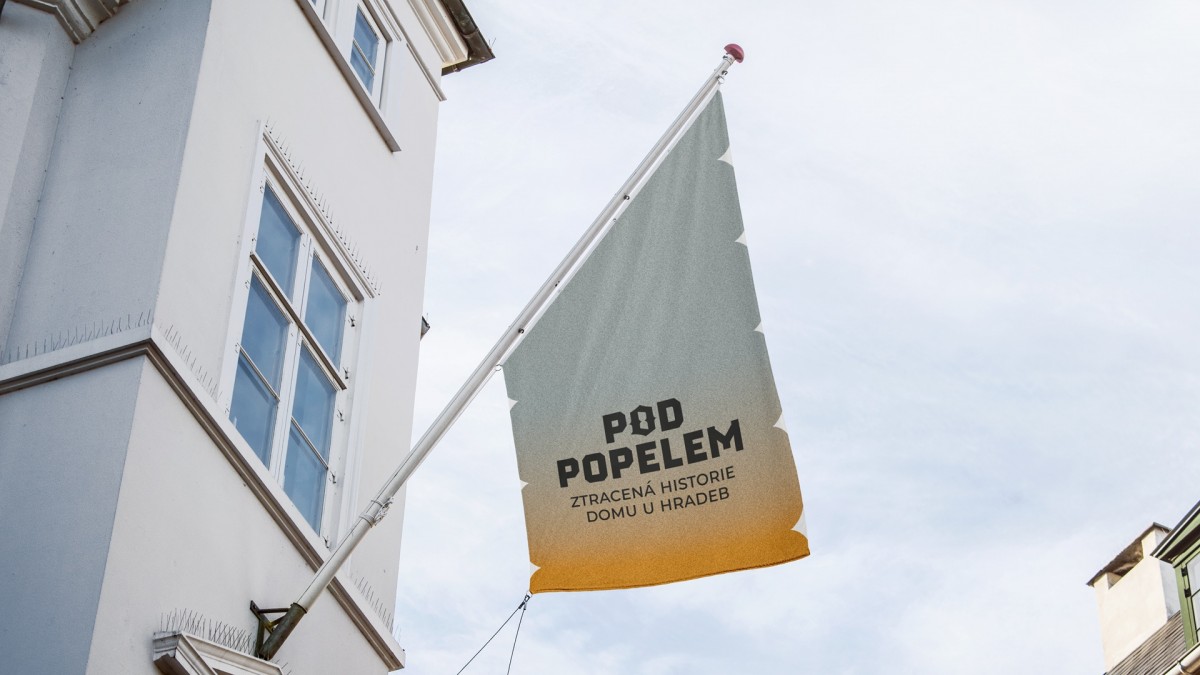 Vlajka | Pod popelem – ztracená historie domu u hradeb