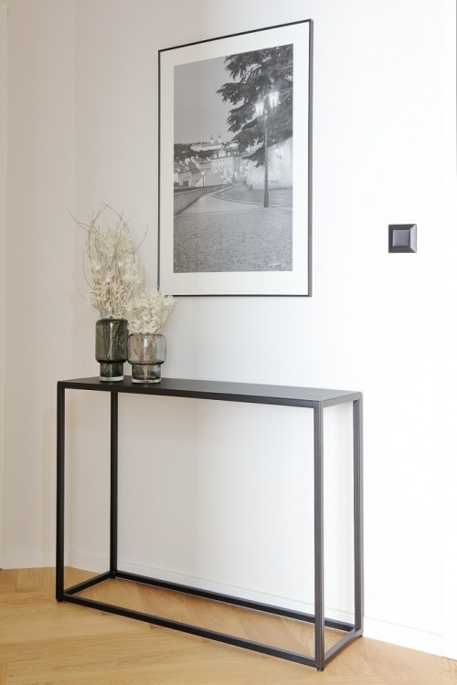 Konzolový stolek v předsíni| interiérový design elegantního bytu, Londýnská