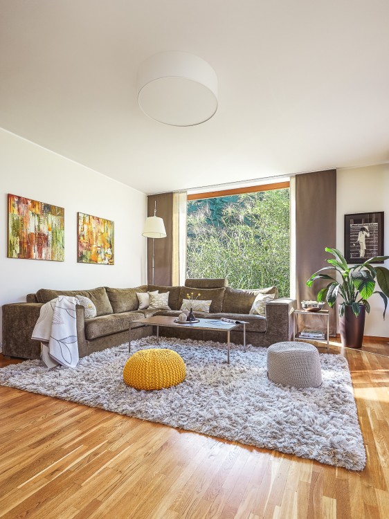Obývací pokoj s výhledem do zeleně |Rodinný dům se smyslem pro barvy, Roztoky u Prahy