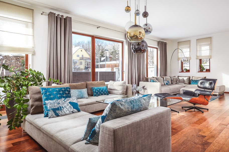 Obývací pokoj s modrými akcenty | Obývací pokoj a jídelna, kde osvětlení hraje prim, Statenice