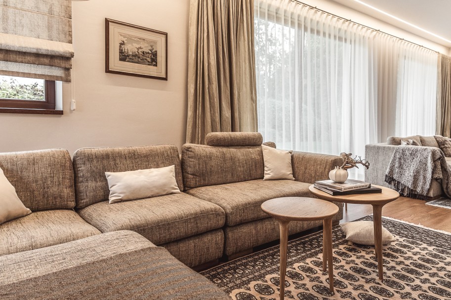 Obývací pokoj v hnědých odstínech | Rodinný dům s hřejivou atmosférou