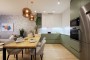 Moderní bílo-zelená kuchyně v kombinaci s betovonou stěrkou, Smíchov City