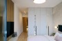 Moderní ložnice se stěrkou a dřevěnými panely