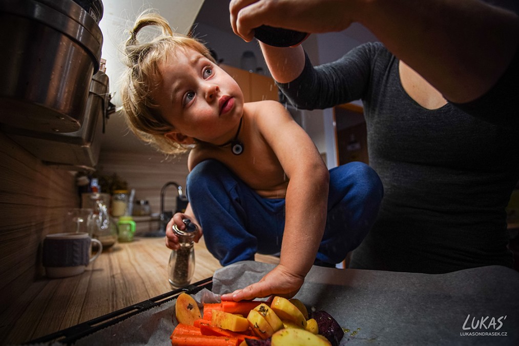 Momentka při vaření | rodinná fotografie