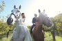 Svatebčané na koních | svatební fotografie