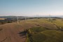 Větrníky v krajině – foto z dronu