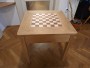 Dřevěný stolek s šachovnicí